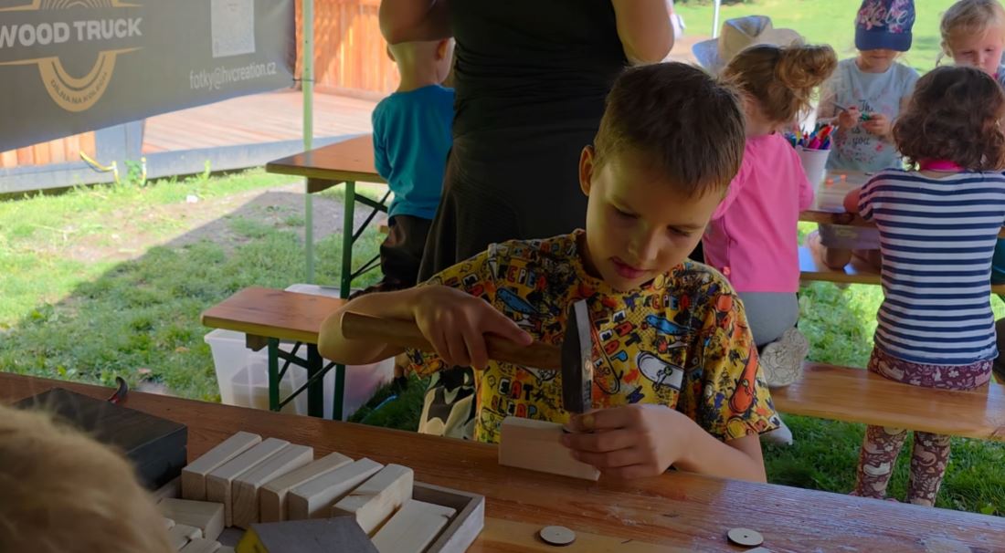 Výroba dřevěných autíček